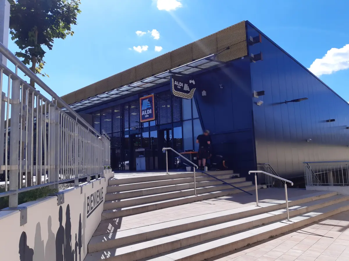 Freising FMZ Aldi Süd Vorplatz1