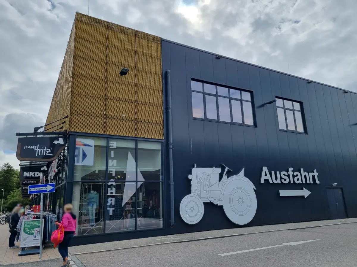 Freising FMZ Außenansicht Fitness1