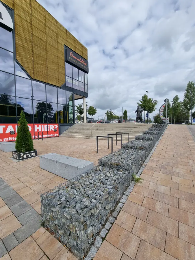 Freising FMZ Vorplatz Kino1